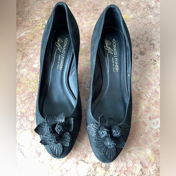 Donald J Pliner Black Suede Floral Heels 7 Medium
Good Condition - Picture 1 of 7